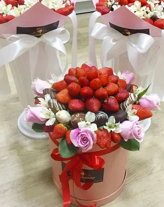 Скачать курс «[ChocoBerry School] Букет из клубники в шляпной коробке (Алина Черенцова)» — слив курса