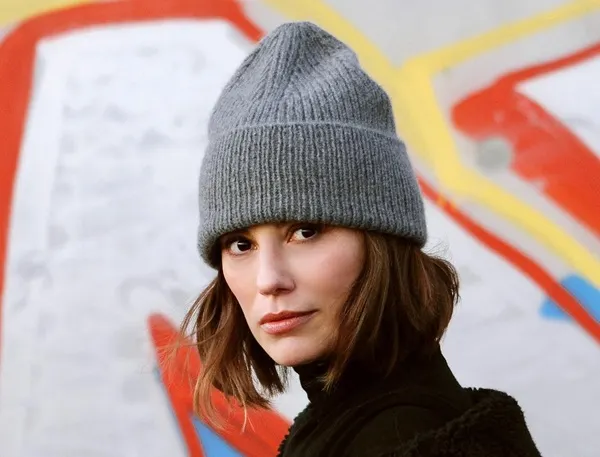 Скачать курс «[Вяжи.ру] Стильная шапка-унисекс спицами Streetstyler (Sascha Knits)» — слив курса